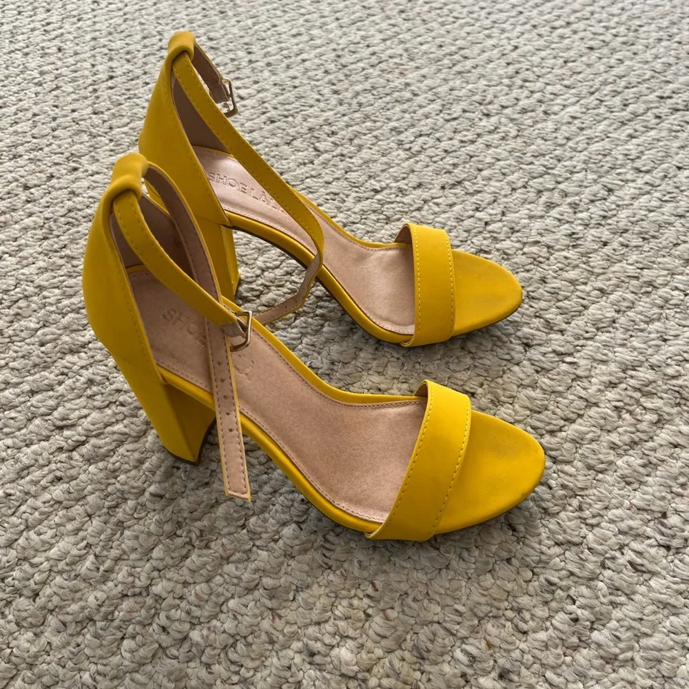 Yellow pumps - Picture 7 of 8